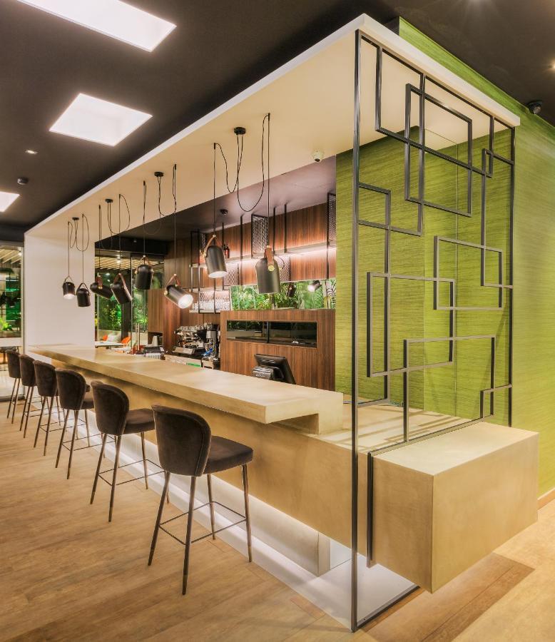 Ivis 4 Boutique Hotel Athena Bagian luar foto